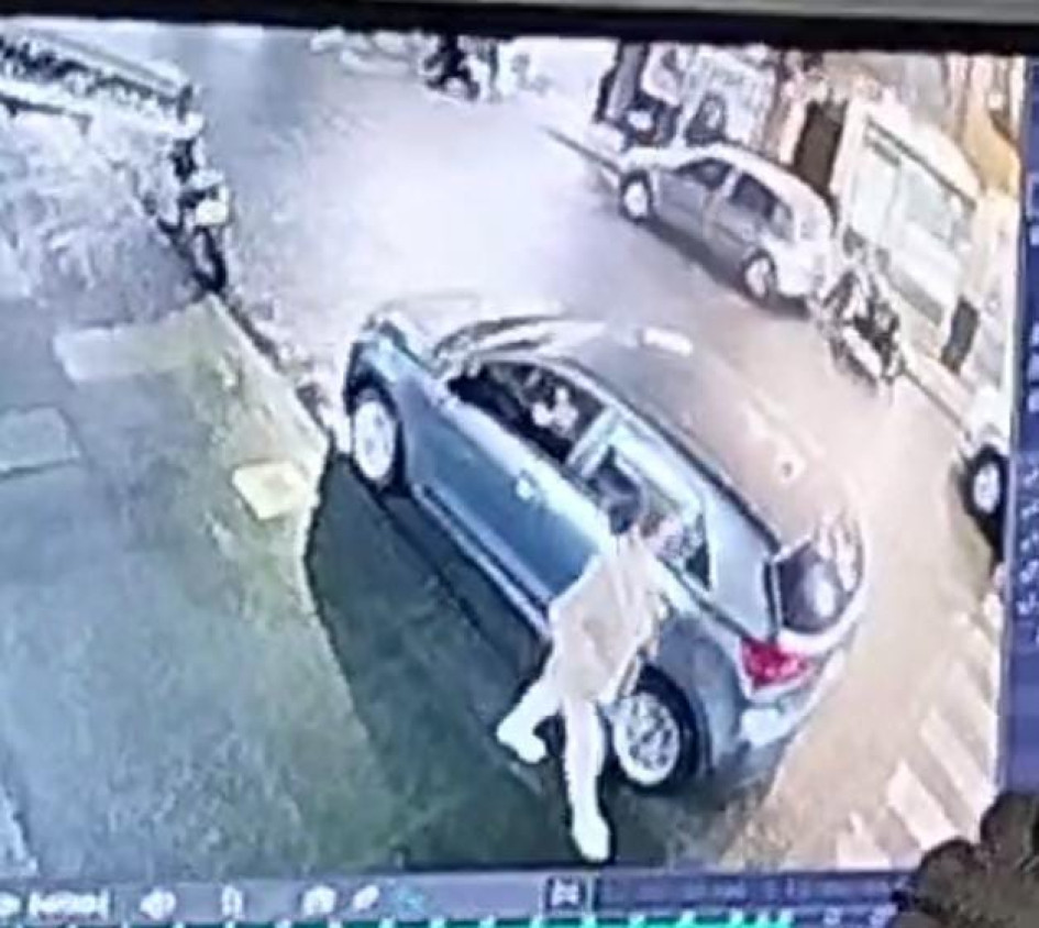 La víctima se alista a cruzar la cebra. La La víctima se alista a cruzar la cebra.