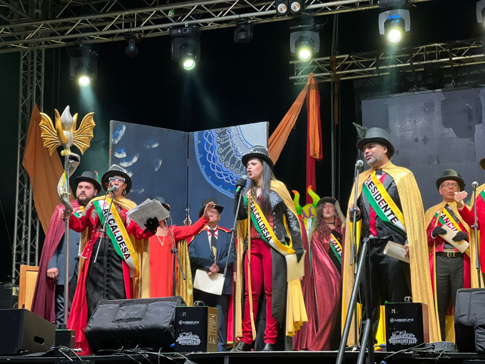 Ante el pueblo en general, los dignatarios de la Corporación Carnaval de Riosucio juraron hacer todo lo posible para garantizar el éxito del festejo. Ante el pueblo en general, los dignatarios de la Corporación Carnaval de Riosucio juraron hacer todo lo posible para garantizar el éxito del festejo.
