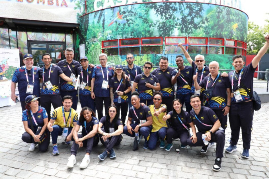 Deportistas y miembros de la delegación colombiana en la inauguración este jueves de la Casa Colombia, ubicada en el Parc de la Villette de París. Deportistas y miembros de la delegación colombiana en la inauguración este jueves de la Casa Colombia, ubicada en el Parc de la Villette de París.