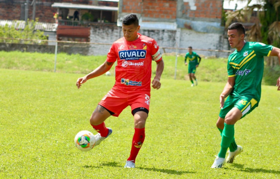 Jhony Vasquez regresó a las canchas después de superar una larga lesión. Este miércoles estuvo en los amistosos donde el Pereira enfrentó al Deportes Quindío. Jhony Vasquez regresó a las canchas después de superar una larga lesión. Este miércoles estuvo en los amistosos donde el Pereira enfrentó al Deportes Quindío.