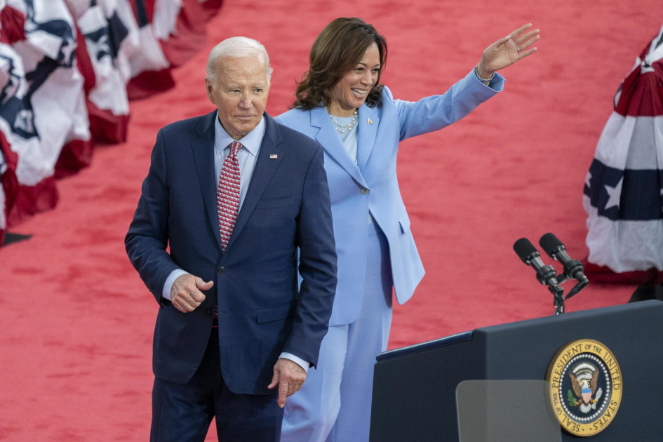 El presidente estadounidense, Joe Biden, y la vicepresidenta, Kamala Harris, concluyeron sus comentarios durante un mitin de campaña en el Girard College de Filadelfia, Pensilvania, EE. UU., el 29 de mayo del 2024. Biden anunció este domingo (21 de julio) en su cuenta X que no buscaría la reelección en noviembre de este año y respaldó a Harris para que sea la nueva candidato demócrata. El presidente estadounidense, Joe Biden, y la vicepresidenta, Kamala Harris, concluyeron sus comentarios durante un mitin de campaña en el Girard College de Filadelfia, Pensilvania, EE. UU., el 29 de mayo del 2024. Biden anunció este domingo (21 de julio) en su cuenta X que no buscaría la reelección en noviembre de este año y respaldó a Harris para que sea la nueva candidato demócrata.