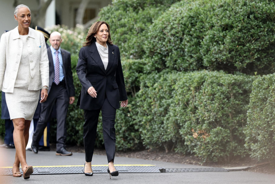 La vicepresidenta estadounidense, Kamala Harris (d), llega con la vicepresidenta senior de campeonatos de la NCAA, Lynda Tealer (i), para un evento con los equipos campeones de la National Collegiate Athletic Association (NCAA), en el jardín sur de la Casa Blanca, Washington DC (Estados Unidos), este martes 22 de julio del 2024. La vicepresidenta estadounidense, Kamala Harris (d), llega con la vicepresidenta senior de campeonatos de la NCAA, Lynda Tealer (i), para un evento con los equipos campeones de la National Collegiate Athletic Association (NCAA), en el jardín sur de la Casa Blanca, Washington DC (Estados Unidos), este martes 22 de julio del 2024.
