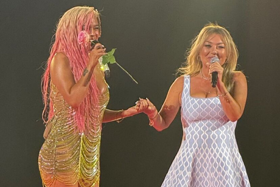 La colombiana Karol G llamó al escenario a la española Amaia Montero, retirada desde hace dos años. La colombiana Karol G llamó al escenario a la española Amaia Montero, retirada desde hace dos años.