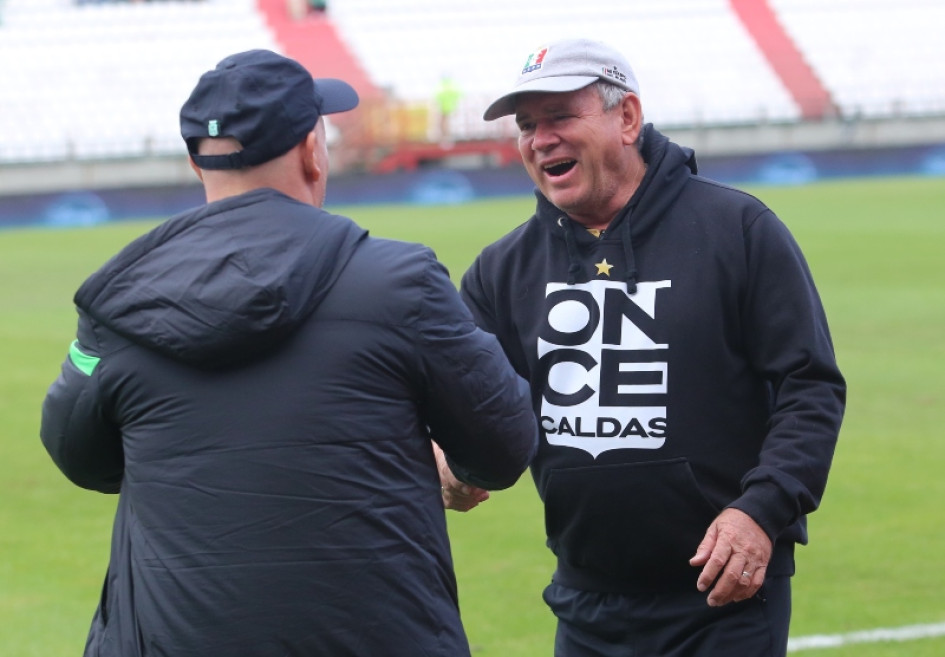 Hernán Darío Herrera, técnico del Once Caldas, saluda a Pablo Repetto, su colega del Atlético Nacional. Once Caldas