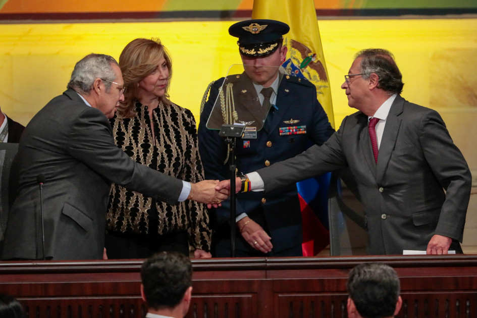 El presidente de Colombia, Gustavo Petro (d), saluda al presidente del Senado, Iván Name (i), durante la instalación de las sesiones ordinarias del Congreso este sábado, en Bogotá. El presidente de Colombia, Gustavo Petro (d), saluda al presidente del Senado, Iván Name (i), durante la instalación de las sesiones ordinarias del Congreso este sábado, en Bogotá.