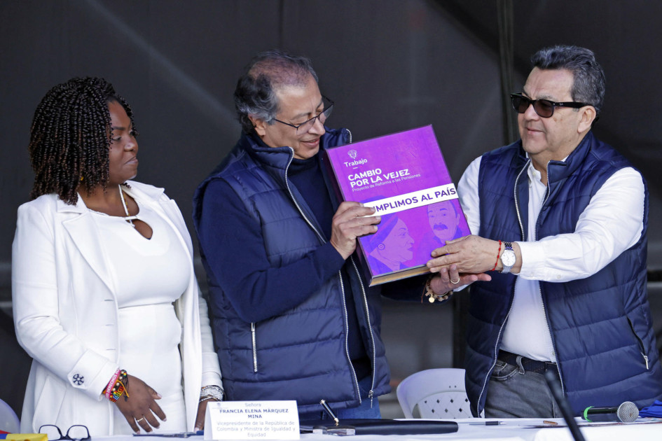 El presidente de Colombia, Gustavo Petro, sancionó este martes la ley de reforma pensional en la Plaza de Bolívar de Bogotá. Lo acompañaron la vicepresidenta de la República, Francia Márquez, y el presidente de Colpensiones, Jaime Dussán. No estuvo la ministra del Trabajo, Gloria Inés Ramírez. El presidente de Colombia, Gustavo Petro, sancionó este martes la ley de reforma pensional en la Plaza de Bolívar de Bogotá. Lo acompañaron la vicepresidenta de la República, Francia Márquez, y el presidente de Colpensiones, Jaime Dussán. No estuvo la ministra del Trabajo, Gloria Inés Ramírez.