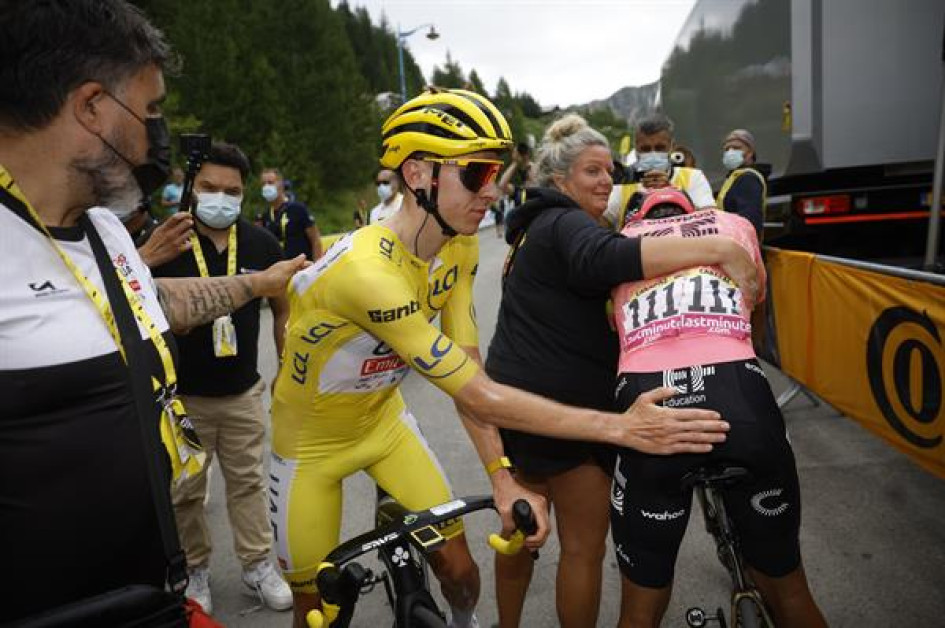 Pogacar le da la palmadita de la suerte a Richard Carapaz, quien gracias a su cuarta casilla en la etapa y a los puntos que sumó en la subida, es el nuevo líder de la clasificación de la montaña. Pogacar le da la palmadita de la suerte a Richard Carapaz, quien gracias a su cuarta casilla en la etapa y a los puntos que sumó en la subida, es el nuevo líder de la clasificación de la montaña.