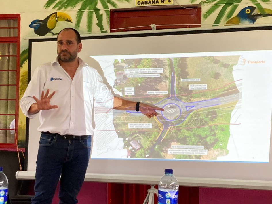 Santiago Pérez, gerente de Pacífico Tres, muestra el diseño inicial de la glorieta.