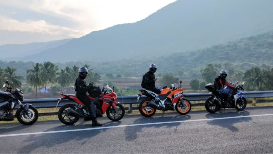 Puedo-manejar-moto-con-licencia-B1 Personas montanto en moto en una carretera en la naturaleza.