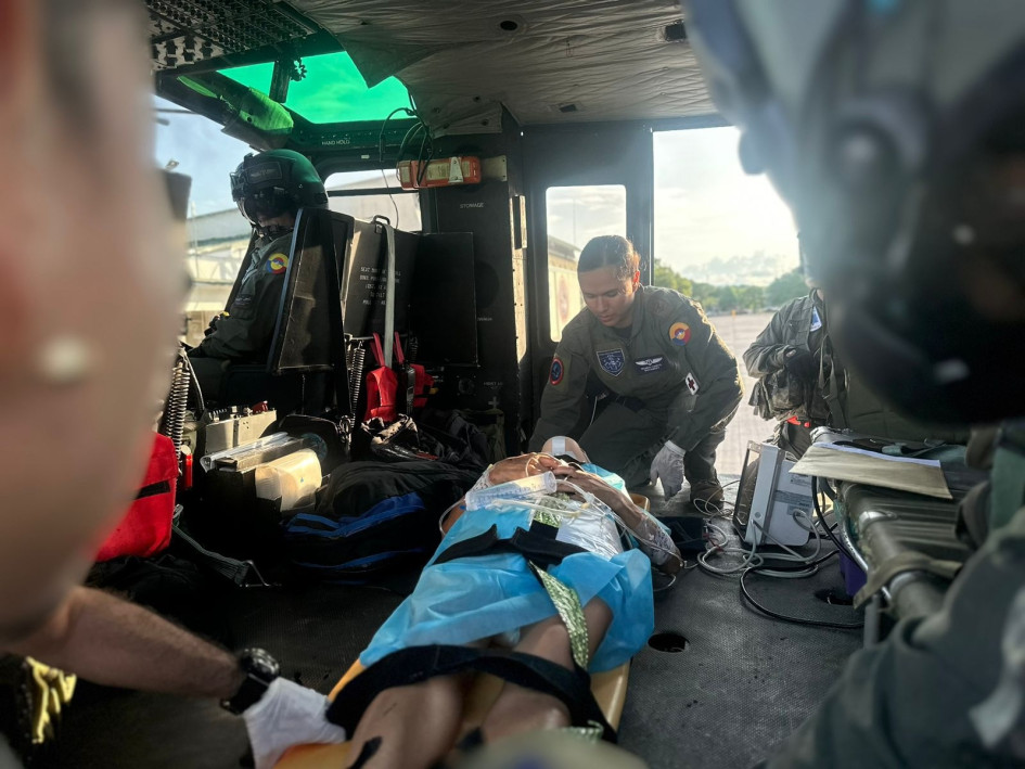 A los dos adultos mayores los estabilizaron en el vuelo y lograron rescatarlos del derrumbe en Samaná y llevarlos a un hospital de La Dorada. A los dos adultos mayores los estabilizaron en el vuelo y lograron rescatarlos del derrumbe en Samaná y llevarlos a un hospital de La Dorada.