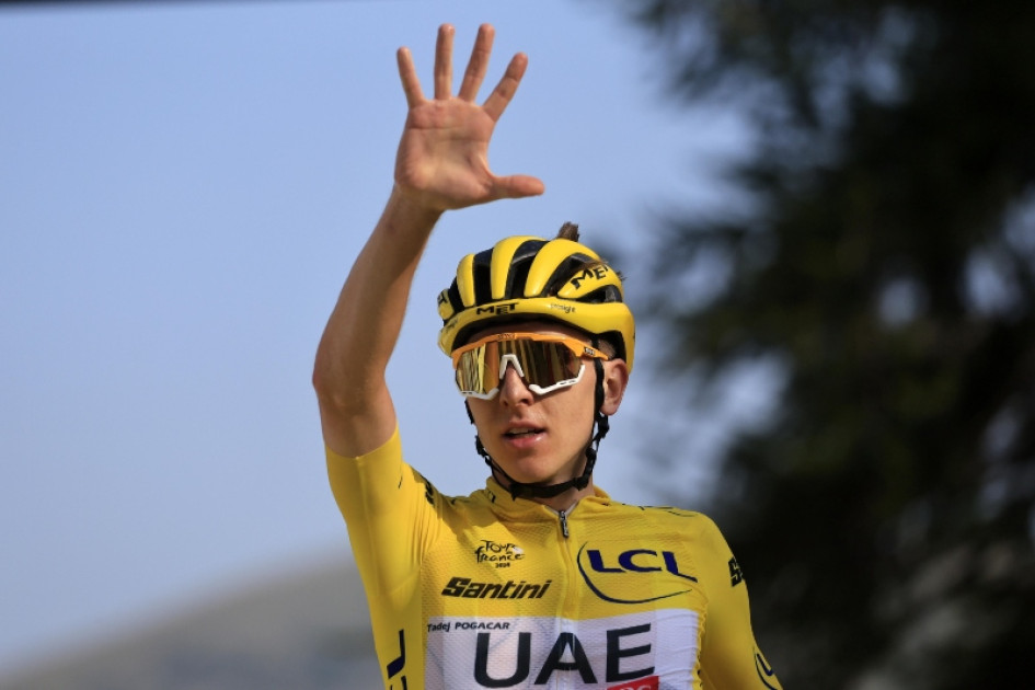 El esloveno Tadej Pogacar muestra en su mano las cinco etapas que ha ganado en el Tour de Francia. Tour de Francia 2024