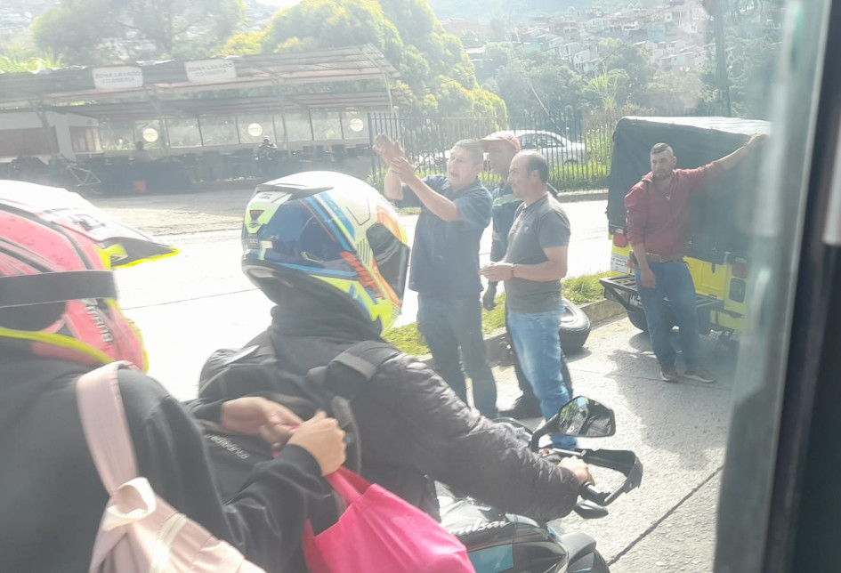 El vehículo quedó obstaculizando un carril de la salida de Villamaría hacia la capital de Caldas. El vehículo quedó obstaculizando un carril de la salida de Villamaría hacia la capital de Caldas.
