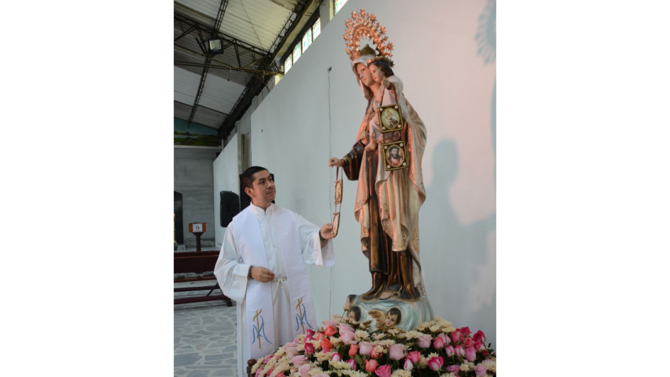 José Silvano Peralta Hernández, párroco de El Bosque, frente a la imagen de la Virgen del Carmen. José Silvano Peralta Hernández, párroco de El Bosque, frente a la imagen de la Virgen del Carmen.