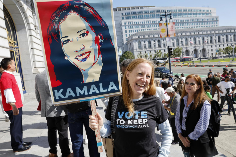 Una miembro del Comité Demócrata de San Francisco sostiene una imagen de la vicepresidenta Kamala Harris en apoyo a su nominación a la presidencia. Una miembro del Comité Demócrata de San Francisco sostiene una imagen de la vicepresidenta Kamala Harris en apoyo a su nominación a la presidencia.