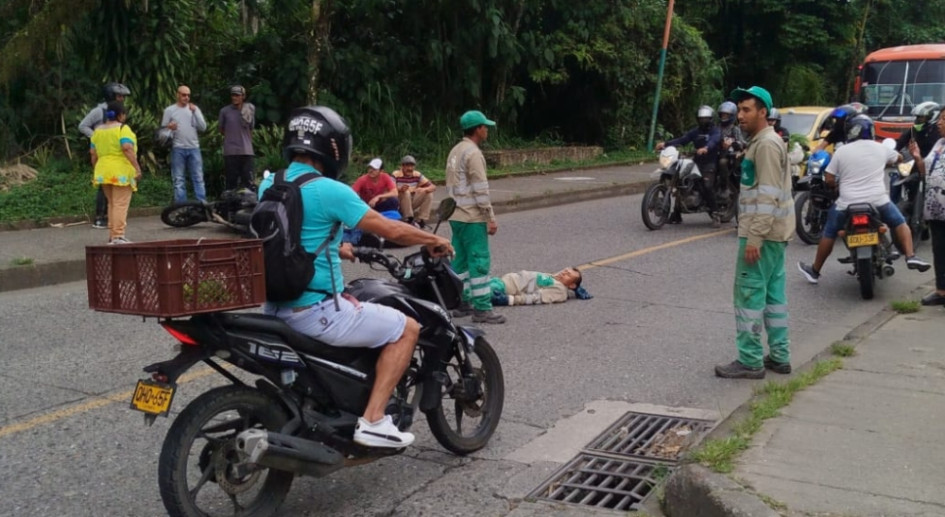 Operario de empresa de aseo habría sido arrollado por motociclista. Operario de empresa de aseo habría sido arrollado por motociclista.