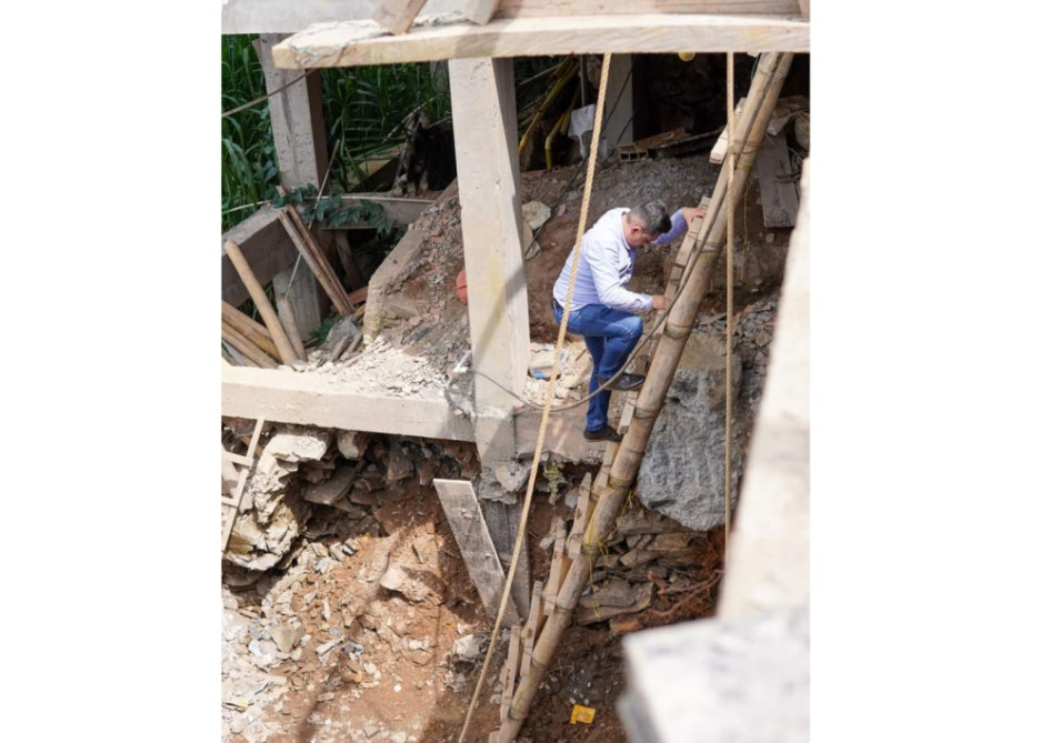 El alcalde de Marquetalia, Edwin Sánchez, estuvo de recorrido por las distintas obras que se adelantan por el municipio, pero llamó la atención una foto en especial, en la que se ve sin ningún elemento de protección. ¿Y la protección, alcalde? Foto | Alcaldía de Marquetalia | LA PATRIA