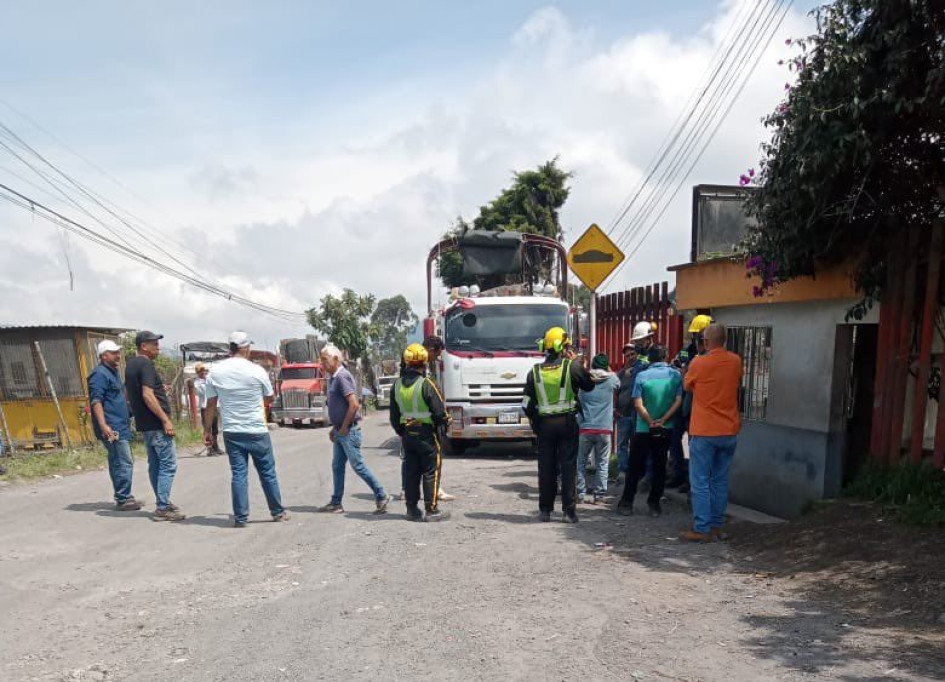 Bloqueo de los conductores de carga pesada en la vía a Gallinazo (Villamaría). Bloqueo de los conductores de carga pesada en la vía a Gallinazo (Villamaría).