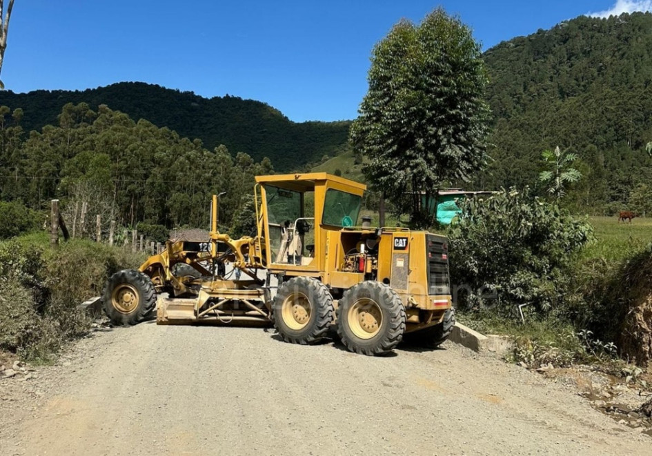 En la vía entre Riosucio y Jardín atravesaron maquinaria amarilla para bloquear el paso. En la vía entre Riosucio y Jardín atravesaron maquinaria amarilla para bloquear el paso.
