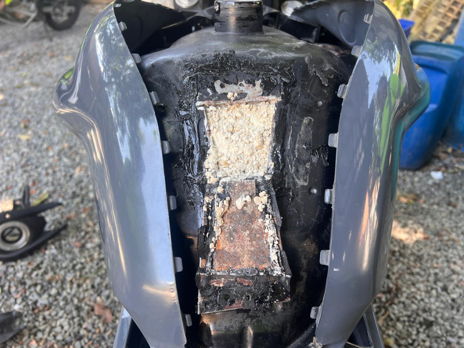 Al motociclista lo capturaron tras hallar la caleta para cocaína en su motocicleta. Al motociclista lo capturaron tras hallar la caleta para cocaína en su motocicleta.