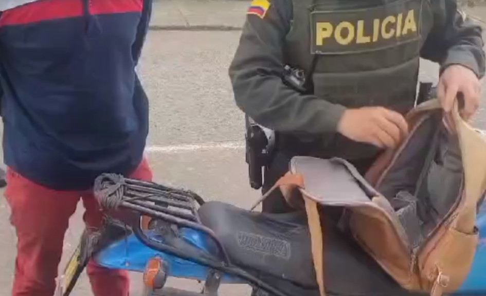 El momento en el que le hicieron el registro al ciudadano y le encontraron el arma de fuego y la munición. El momento en el que le hicieron el registro al ciudadano y le encontraron el arma de fuego y la munición.