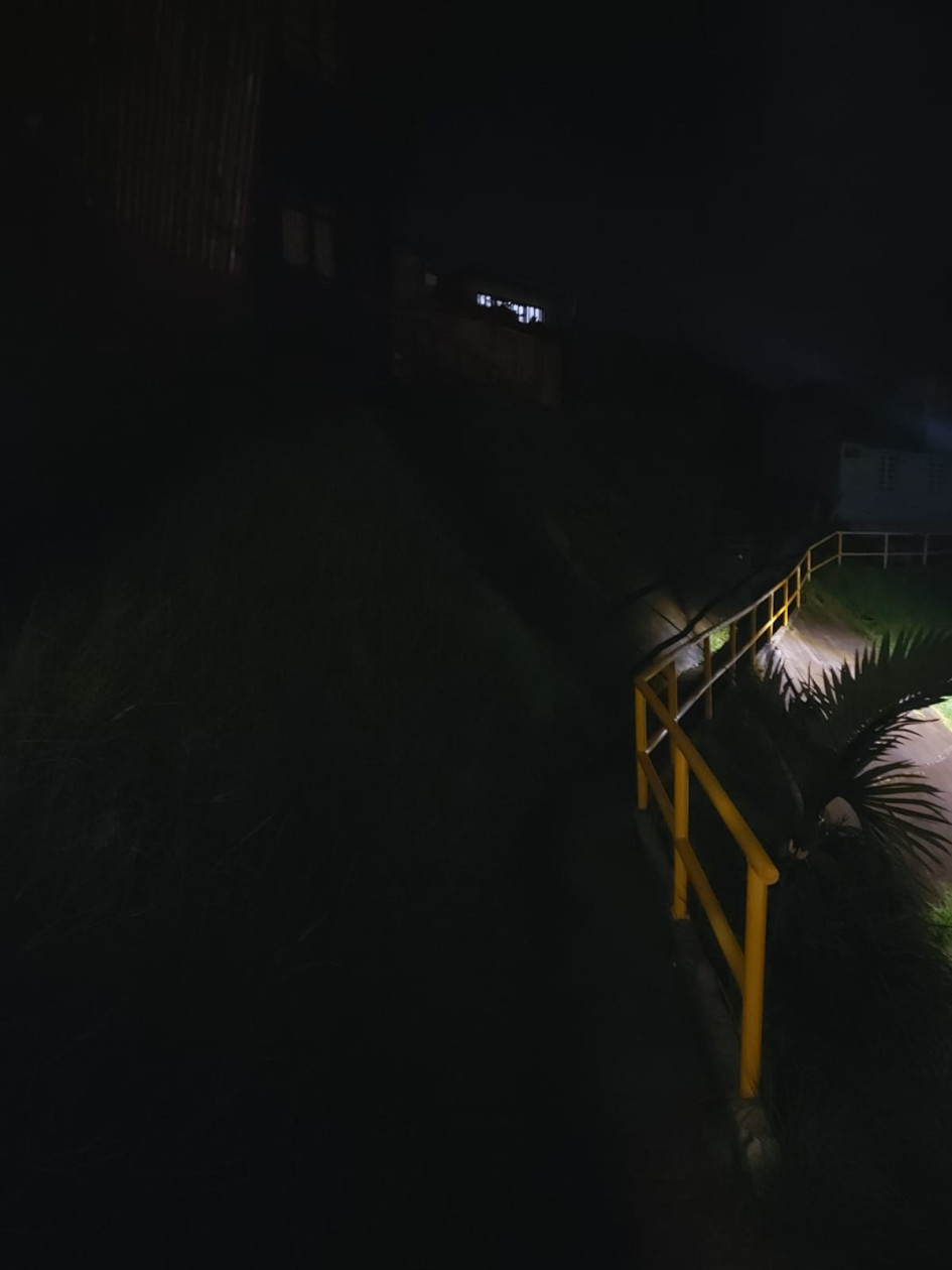 Un denunciante registró cómo se ve la cuadra en la noche. Según él, la poca iluminación se torna peligrosa para caminan por la zona. Un denunciante registró cómo se ve la cuadra en la noche. Según él, la poca iluminación se torna peligrosa para caminan por la zona.