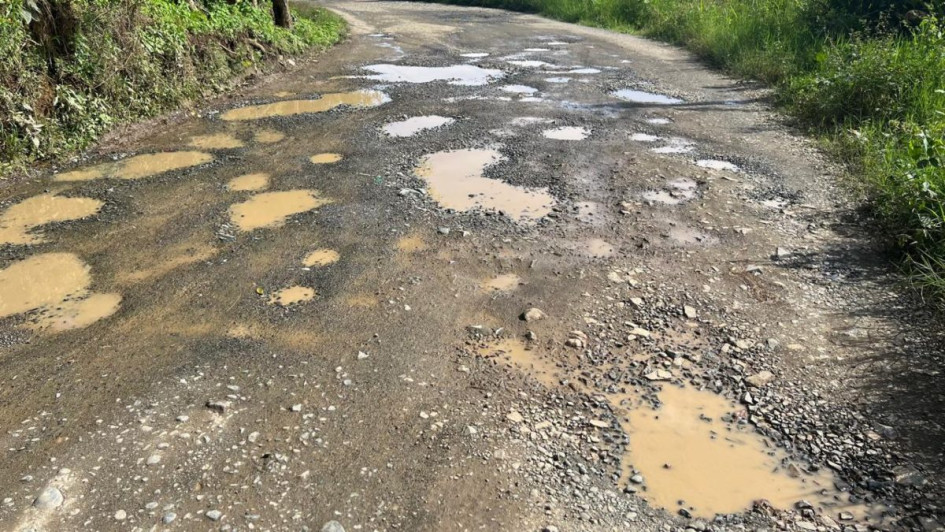 Los huecos que hay en la vía representan un peligro para los conductores que se movilizan por ella. Los huecos que hay en la vía representan un peligro para los conductores que se movilizan por ella.