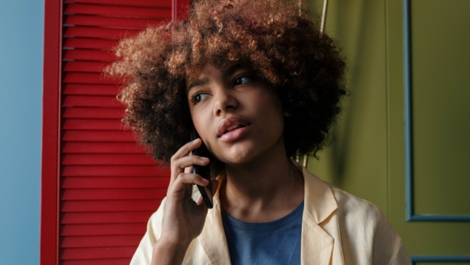 Mujer hablando por celular