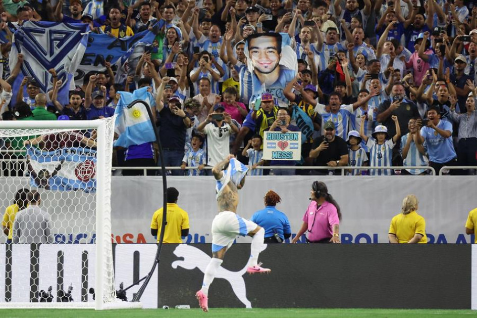 Los fanáticos argentinos celebran después de que el defensa argentino Nicolás Otamendi (c) anotara el penalti ganador contra Ecuador durante el partido de fútbol de cuartos de final de la Conmebol Copa América 2024 entre Argentina y Ecuador, en Houston, Texas (EE. UU). Los fanáticos argentinos celebran después de que el defensa argentino Nicolás Otamendi anotara el penalti ganador contra Ecuador durante el partido de fútbol de cuartos de final de la Conmebol Copa América 2024 entre Argentina y Ecuador, en Houston, Texas (EE. UU).