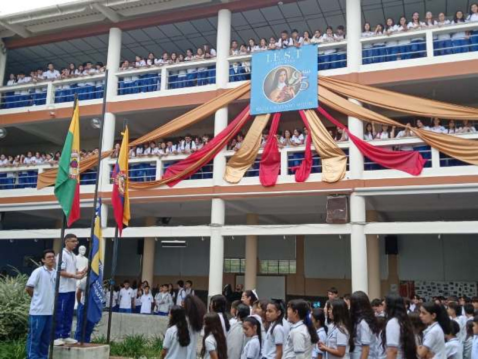 Los himnos los cantaron desde los balcones del Santa Teresita, institución que llegó a 95 años. Los himnos los cantaron desde los balcones del Santa Teresita, institución que llegó a 95 años.