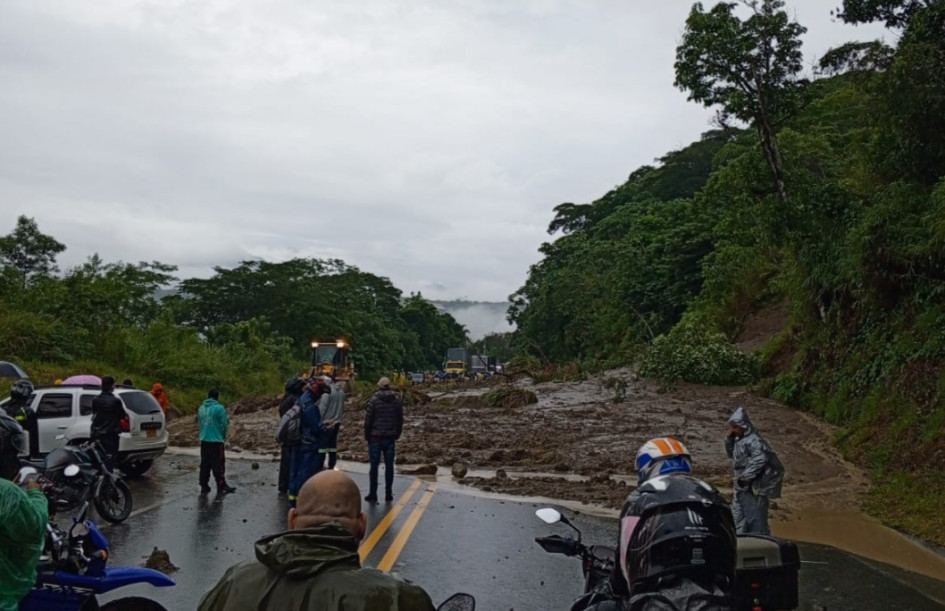 Este derrumbe se presenta llegando al Kilómetro 41, en la vía Manizales - Medellín, en la concesión Pacífico Tres. Este derrumbe se presenta llegando al Kilómetro 41, en la vía Manizales - Medellín, en la concesión Pacífico Tres.