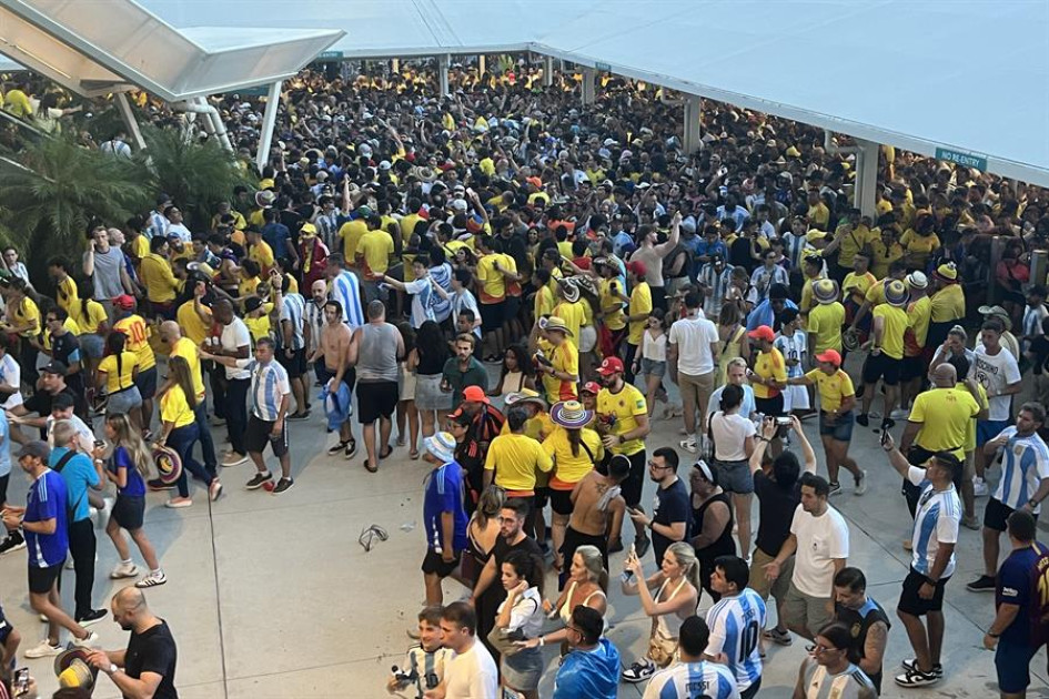 Aficionados ingresaron sin control al estadio Hard Rock este domingo previo a la final de la Copa América, en Miami (Estados Unidos). Las autoridades investigan los fallos que propiciaron el caos. Aficionados ingresaron sin control al estadio Hard Rock este domingo previo a la final de la Copa América, en Miami (Estados Unidos). Las autoridades investigan los fallos que propiciaron el caos.