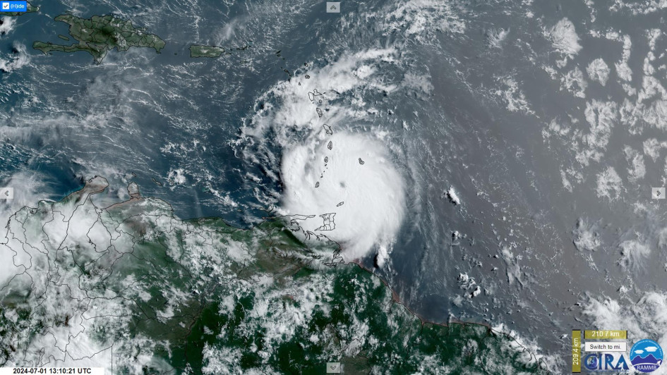 Captura de una imagen satelital cedida por la Subdivisión de Meteorología Regional y de Mesoescala (RAMMB) y del Instituto Cooperativo para la Investigación Atmosférica (CIRA) de la Universidad Estatal de Colorado (CSU) donde se muestra una vista del ojo del huracán Beryl en la cuenca atlántica. Captura de una imagen satelital cedida por la Subdivisión de Meteorología Regional y de Mesoescala (RAMMB) y del Instituto Cooperativo para la Investigación Atmosférica (CIRA) de la Universidad Estatal de Colorado (CSU) donde se muestra una vista del ojo del huracán Beryl en la cuenca atlántica.