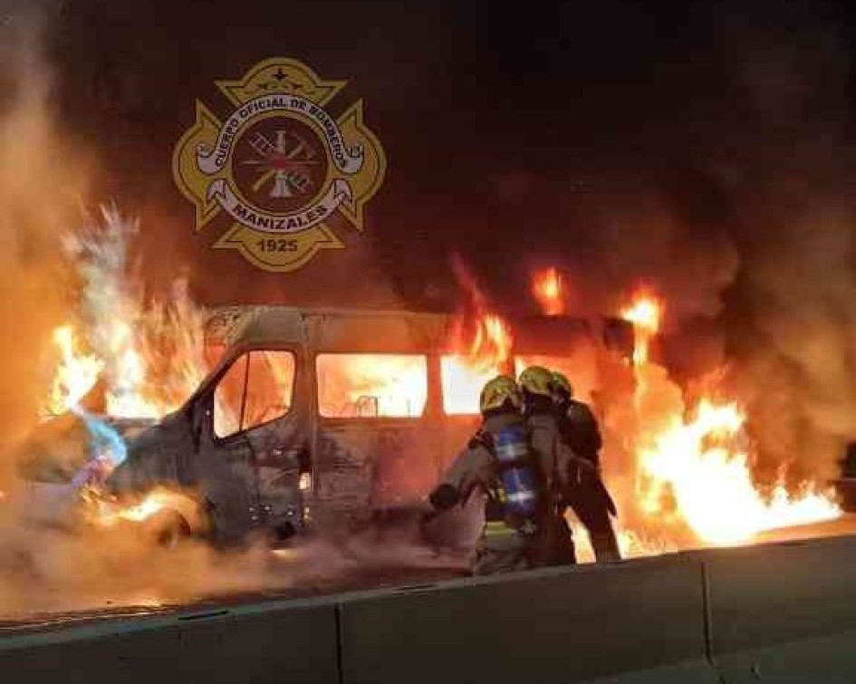 Bomberos acudió a la emergencia del incendio del colectivo en la concesión Autopistas del Café. Bomberos acudió a la emergencia del incendio del colectivo en la concesión Autopistas del Café.