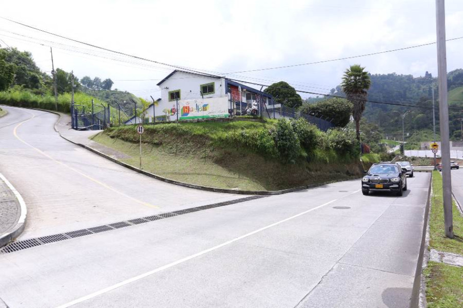 Así se encuentra actualmente la vía. De manera preventiva solicitan una señalización de zona escolar en el sitio. Así se encuentra actualmente la vía. De manera preventiva solicitan una señalización de zona escolar en el sitio.