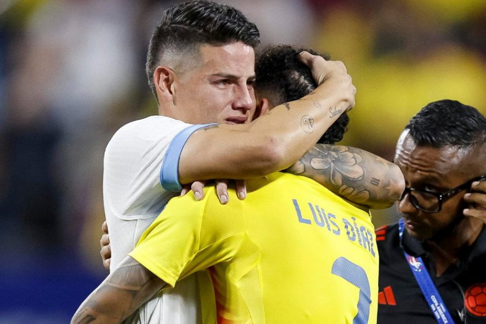 Abrazo tras el triunfo y la clasificación entre James Rodríguez y Lucho Díaz. Abrazo tras el triunfo y la clasificación entre James Rodríguez y Lucho Díaz.