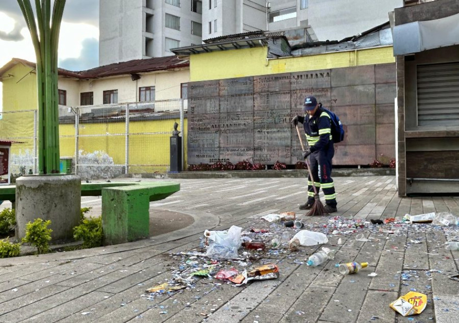 Limpieza en la mañana de este lunes en el parque de la Mujer en Manizales. Limpieza en la mañana de este lunes en el parque de la Mujer en Manizales.