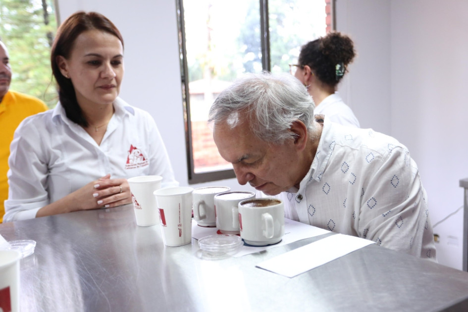 El ministro de Hacienda, Ricardo Bonilla, durante su recorrido por Cenicafé. El ministro de Hacienda, Ricardo Bonilla, durante su recorrido por Cenicafé.