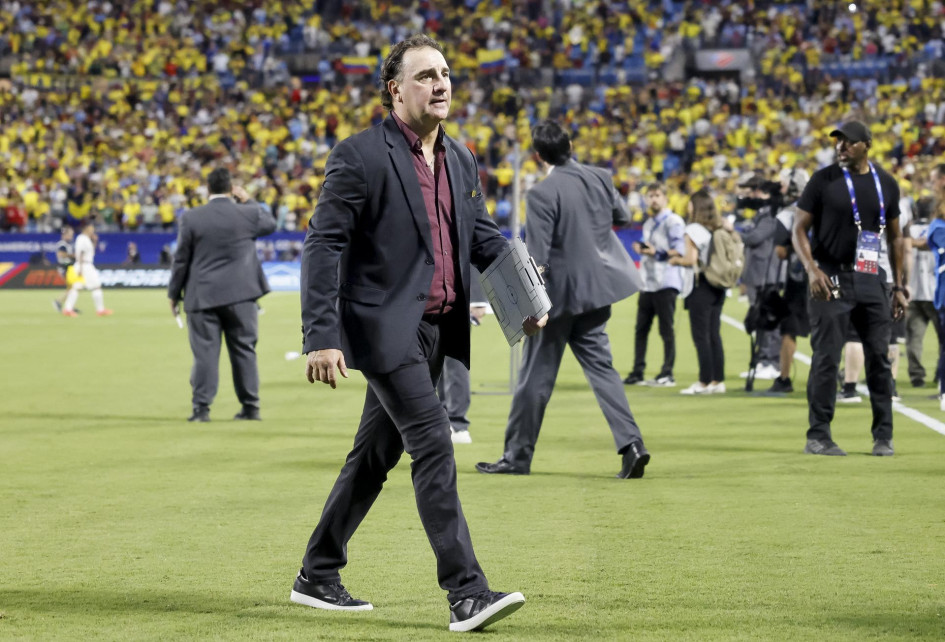 El entrenador de Colombia, Néstor Lorenzo, sale del campo después del partido de semifinales de la Conmebol Copa América 2024 entre Uruguay y Colombia en el estadio Bank of America en Charlotte, Carolina del Norte (EE.UU.). El entrenador de Colombia, Néstor Lorenzo, sale del campo después del partido de semifinales de la Conmebol Copa América 2024 entre Uruguay y Colombia en el estadio Bank of America en Charlotte, Carolina del Norte (EE.UU.).