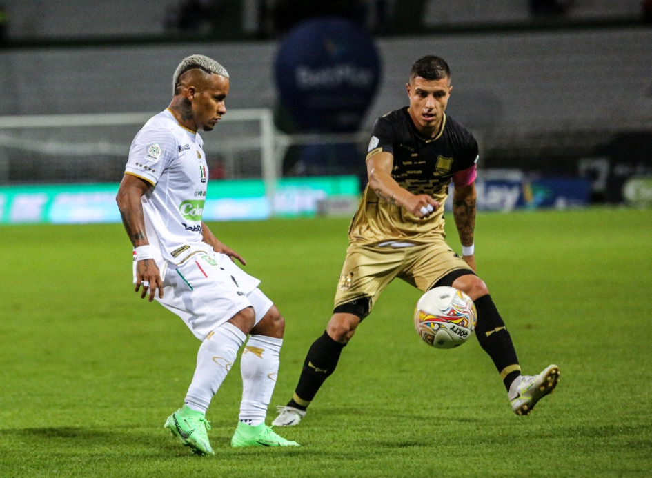 Michael Barrios (i), autor del gol del Once Caldas, en una acción de juego con Fredy Salazar, extremo manizaleño de Águilas Doradas. Michael Barrios, autor del gol del Once Caldas.