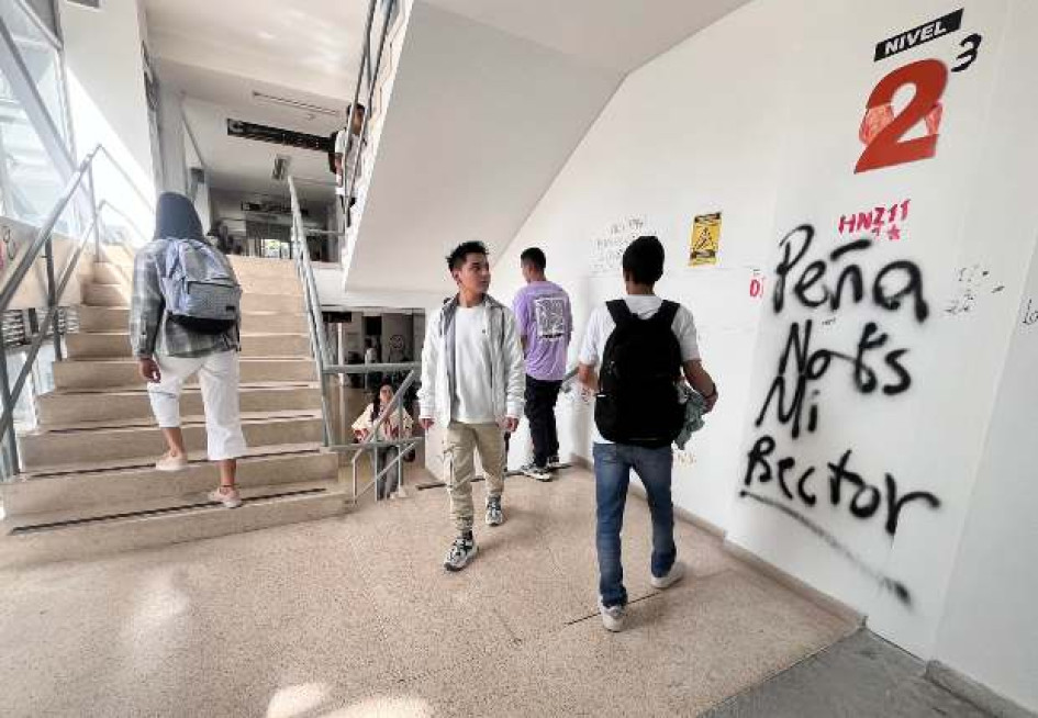 La Universidad Nacional sede Manizales, como las otras ochos del país, retornaron ayer a la actividad académica. Estudiantes, profesores y administrativos encontraron paredes con escritos de quienes se tomaron los bloques D y C y H. La Universidad Nacional sede Manizales, como las otras ochos del país, retornaron ayer a la actividad académica. Estudiantes, profesores y administrativos encontraron paredes con escritos de quienes se tomaron los bloques D y C y H.