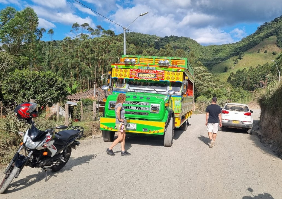 Esta chiva estuvo parada cerca de una hora en la vereda La Robada, por el bloqueo en la vía Riosucio (Caldas) - Jardín (Antioquia). Esta chiva estuvo parada cerca de una hora en la vereda La Robada, por el bloqueo en la vía Riosucio (Caldas) - Jardín (Antioquia).