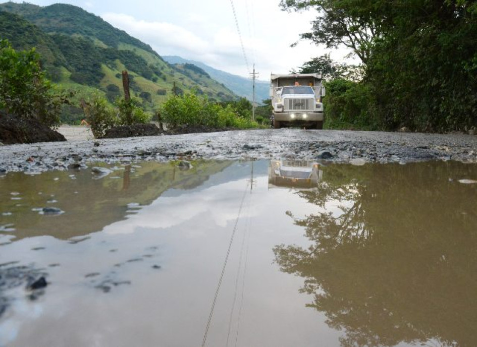 Prudencia, la mejor acompañante en las vías durante las lluvias. Llegue seguro a su destino: recomendaciones para conductores de carros y motos. En la foto, la vía Arma (Aguadas, Caldas) - La Pintada (Antioquia), una de las más afectadas por el invierno. En algunos tramos el río Arma se está llevando parte de la banca vial. Prudencia, la mejor acompañante en las vías durante las lluvias. Llegue seguro a su destino: recomendaciones para conductores de carros y motos. En la foto, la vía Arma (Aguadas, Caldas) - La Pintada (Antioquia), una de las más afectadas por el invierno. En algunos tramos el río Arma se está llevando parte de la banca vial.