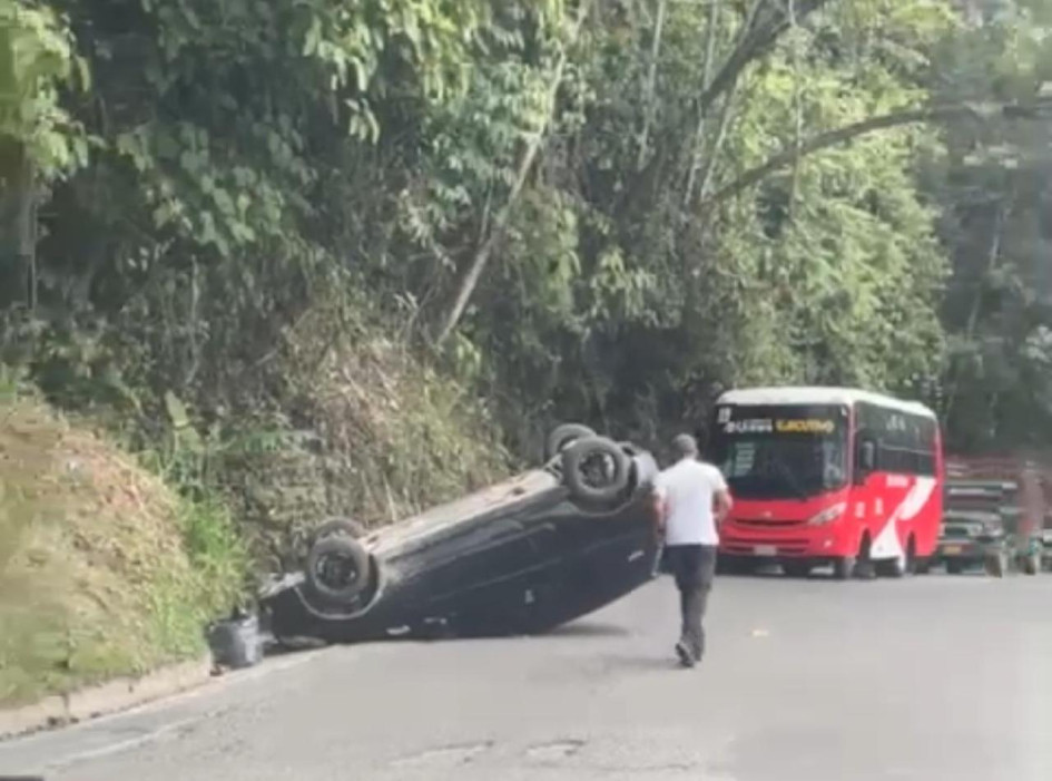 El vehículo que se volcó en la vía a La Linda, en Manizales. El vehículo que se volcó en la vía a La Linda, en Manizales.
