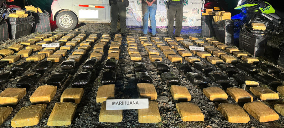 La Policía de Carreteras de Caldas incautó 404 kilos de marihuana y capturó a un hombre. La Policía de Carreteras de Caldas incautó 404 kilos de marihuana y capturó a un hombre.