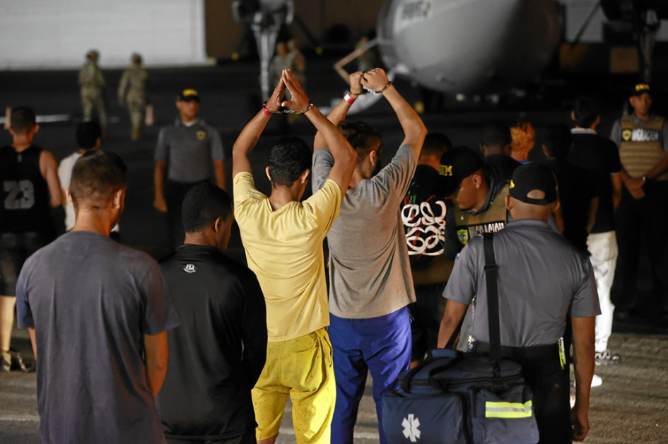 30 colombianos esposados de pies y manos fueron deportados ayer de Panamá. 30 colombianos esposados de pies y manos fueron deportados ayer de Panamá.
