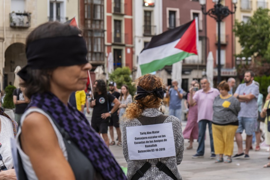Algunas personas hicieron un performance en solidaridad con Palestina. La puesta en escena fue en la Plaza del Mercado de Logroño (España). Algunas personas hicieron un performance en solidaridad con Palestina. La puesta en escena fue en la Plaza del Mercado de Logroño (España).
