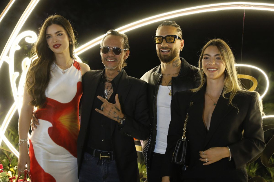 El cantante colombiano Maluma posa durante la inauguración de su restaurante "Casa Eterna" junto a su esposa Susana Gómez, el cantante Marc Anthony y su esposa Nadia Ferreira. El cantante colombiano Maluma posa durante la inauguración de su restaurante "Casa Eterna" junto a su esposa Susana Gómez, el cantante Marc Anthony y su esposa Nadia Ferreira.