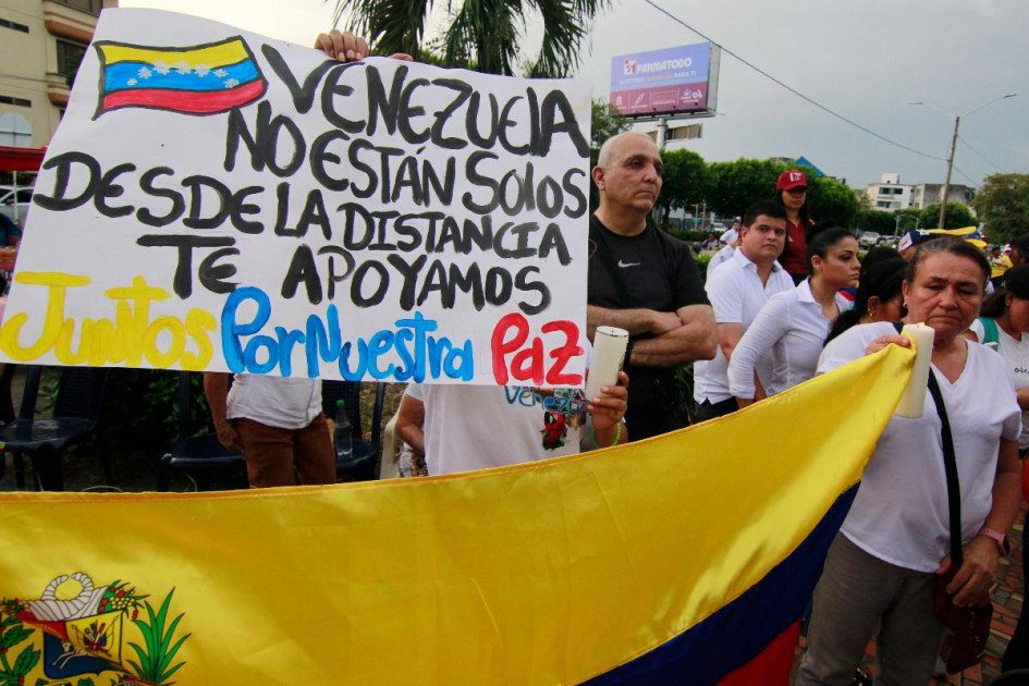 Venezolanos participan de una manifestación en rechazo a los resultados del Consejo Nacional Electoral (CNE). Venezolanos participan de una manifestación en rechazo a los resultados del Consejo Nacional Electoral (CNE).