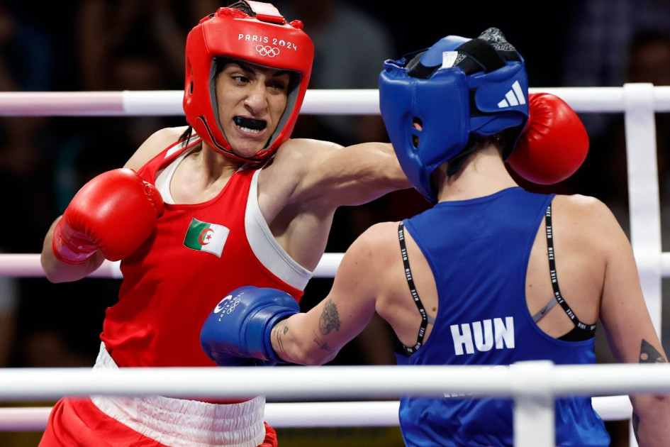 La boxeadora argelina Imane Khelif (rojo) ante la húngara Anna Luca Hamori (azul) durante el combate. La boxeadora argelina Imane Khelif (rojo) ante la húngara Anna Luca Hamori (azul) durante el combate.
