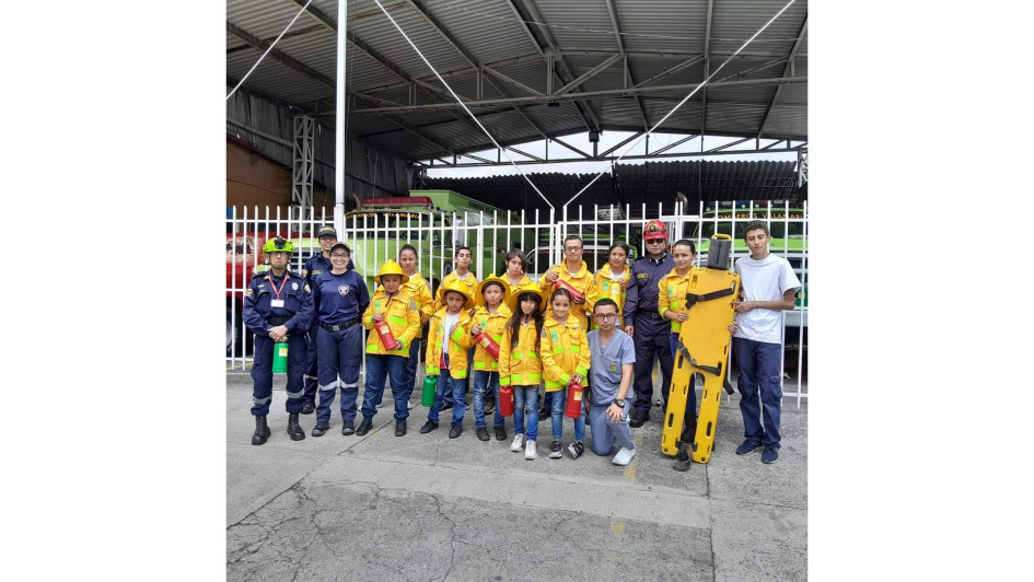 El grupo de bomberitos en el Cuerpo de Bomberos Voluntarios de Villamaría. El grupo de bomberitos en el Cuerpo de Bomberos Voluntarios de Villamaría.